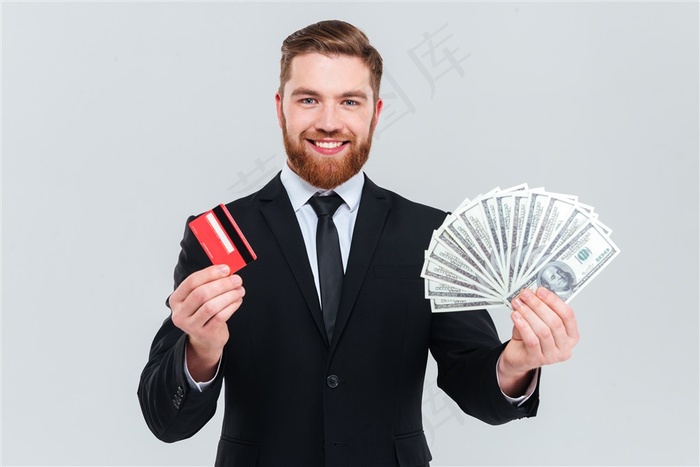 手拿钞票和信用卡的商务精英高清摄影图片