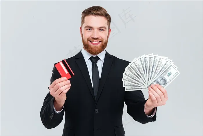 手拿钞票和信用卡的商务精英高清摄影图片