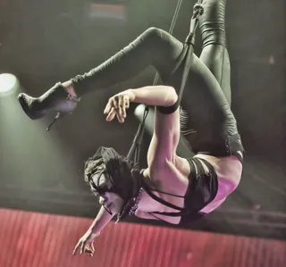 马戏团美女表演图片