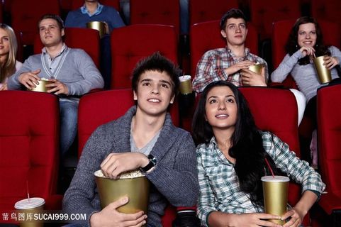 电影院看电影的姐弟高清图片