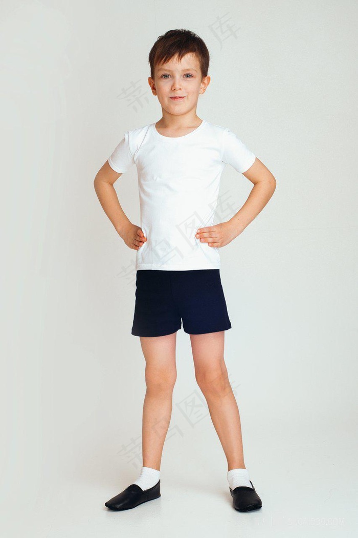 跳舞的小男孩身形摄影图片