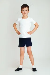 跳舞的小男孩身形摄影图片