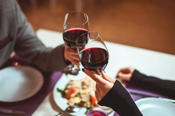 葡萄酒倒酒饮料摄影图