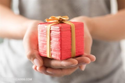 手握玫红色礼品盒高清摄影图片