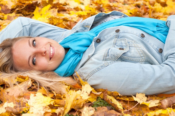 秋天森林里美女高清图片