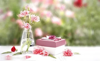 母亲节礼物鲜花礼盒梦幻背景
