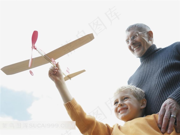 祖孙俩户外放模型飞机特写