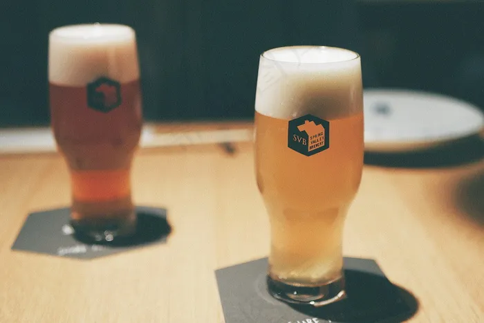 两杯啤酒摄影图片