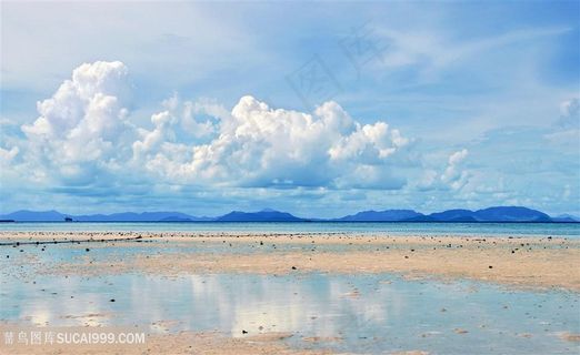 蓝天白云下的海滩