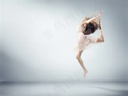 跳舞的美女动作图