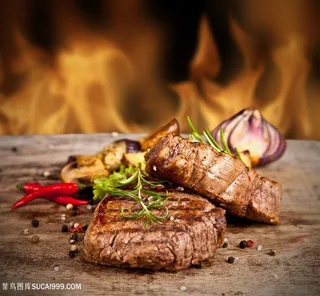 木板上的牛排图片