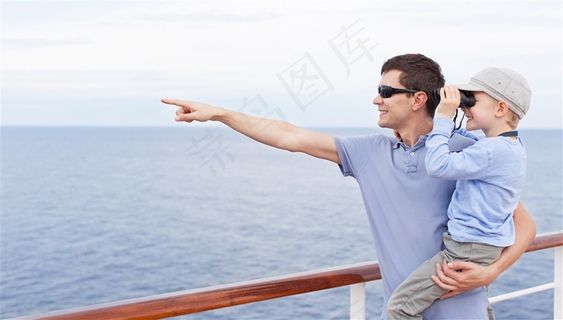 海边看风景的温馨家庭父子父亲节图片