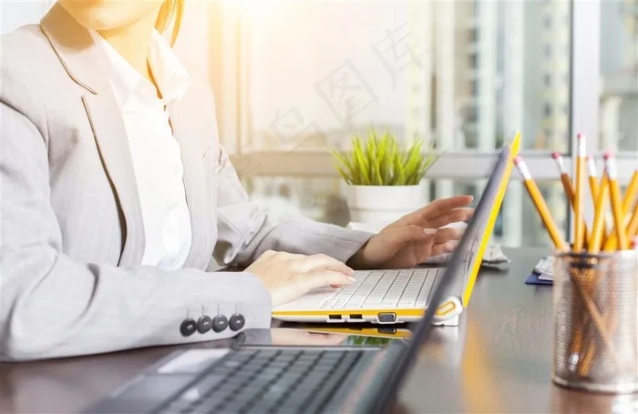 办公室里工作的女性商务人士高清图片