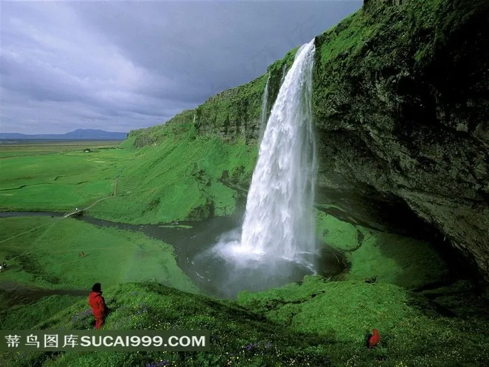 超大尺寸-绿地中的大瀑布高清壁纸素材
