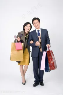 提着购物袋的夫妻