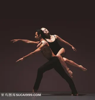 男女合作跳芭蕾舞动作特写