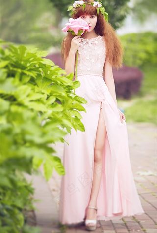 拿着花朵的可爱美女