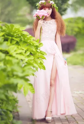 拿着花朵的可爱美女