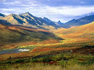 山间美丽的山水风景图片