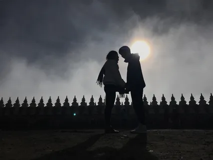 清晨日出塔公寺情侣剪影 清晨日出塔公寺情侣剪影