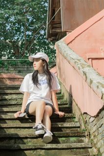 坐在阶梯上的阳光少女