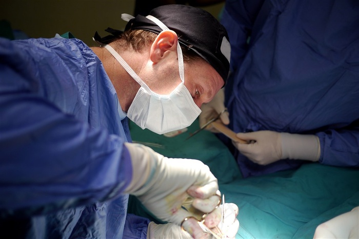 做手术的医生图