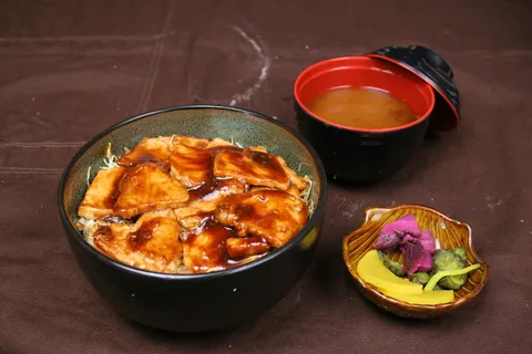 焼肉盖饭    焼肉盖饭