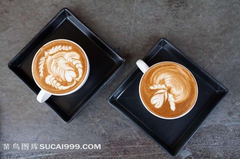 两杯卡布基诺咖啡图片
