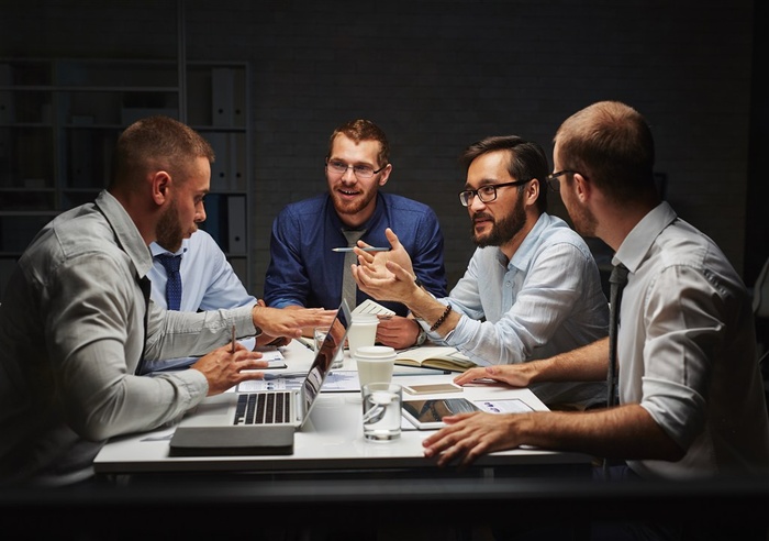 讨论项目的工作同事高清摄影图