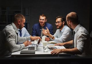 讨论项目的工作同事高清摄影图