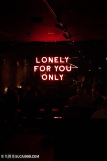 孤独的单词霓虹灯