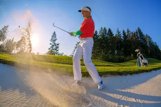 打高尔夫球图片