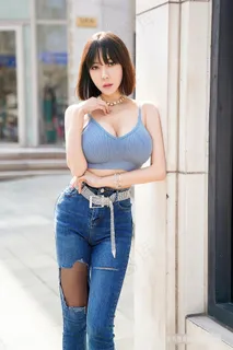 街拍好身材牛仔裤美女果儿写真图片