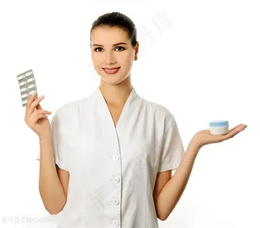 女性服务人员一手拿药片一手拿护肤品