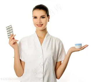 女性服务人员一手拿药片一手拿护肤品