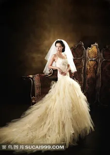 欧式复古沙发椅边上的新娘美女艺术婚纱摄影