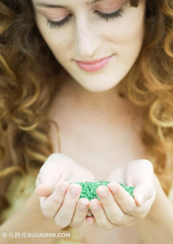 金色卷发美女图片