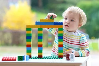 外国宝宝搭积木