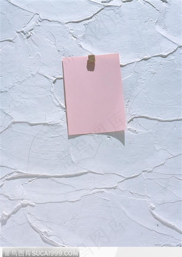 夹在墙上的便签
