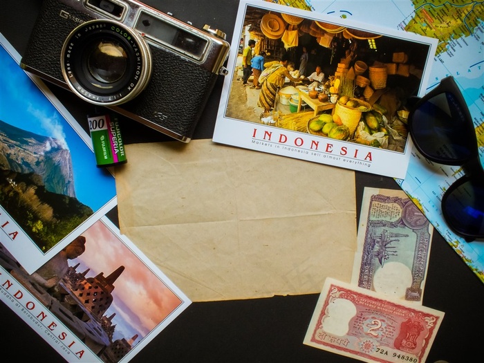 桌子上的黑色相机和钱币