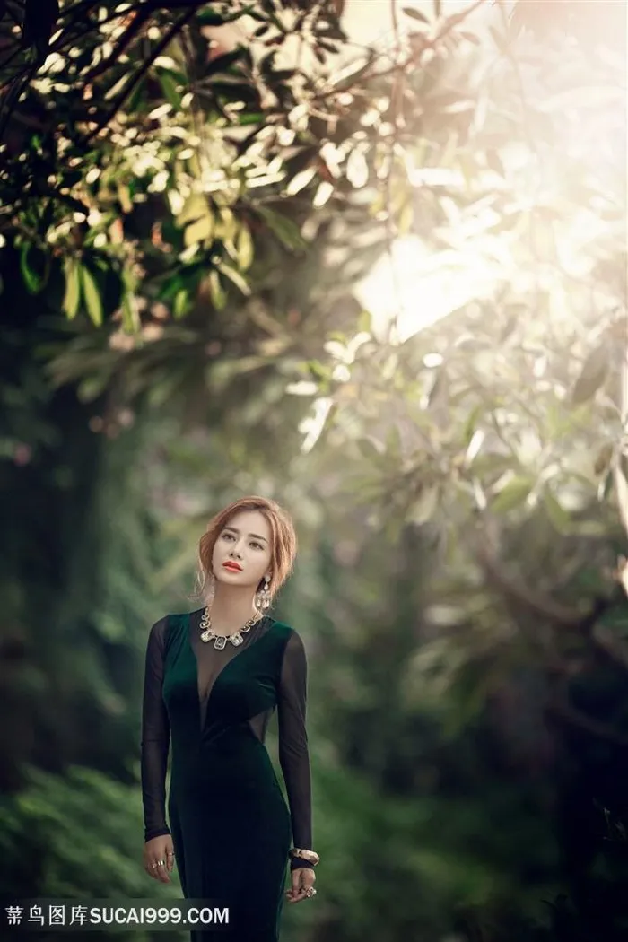 树林中的美女图片