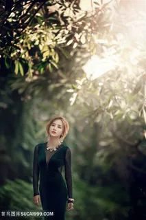 树林中的美女图片