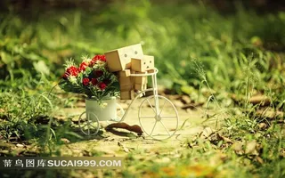 骑自行车的纸箱人素材