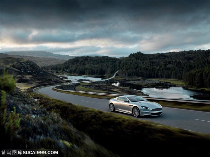 阿斯顿马丁-丘陵中行驶的阿斯顿马丁车