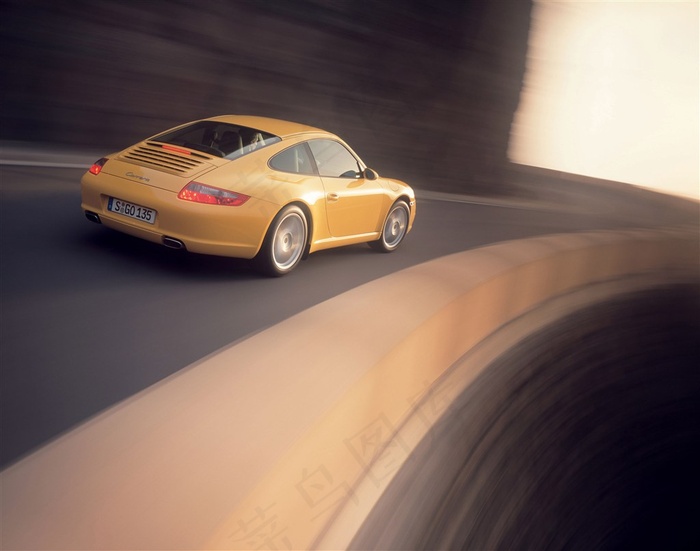 保时捷911Carrera997高速行驶摄影图片