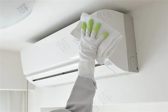 擦空调的美女 擦空调的美女