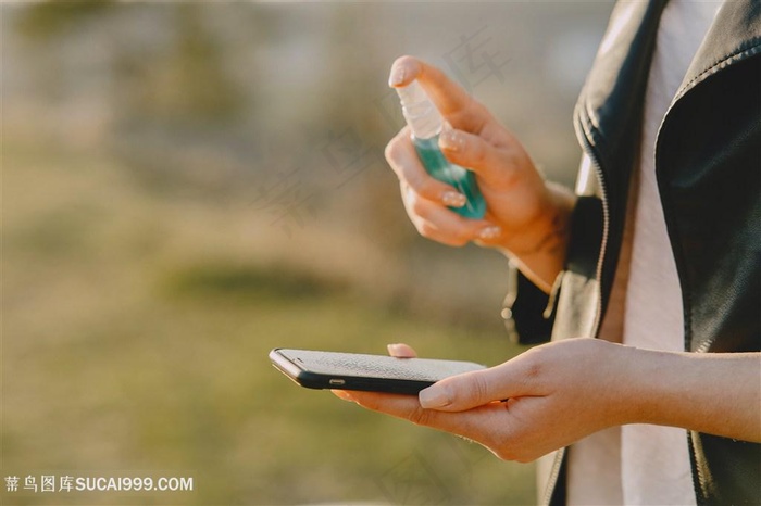给手机消毒手势图片