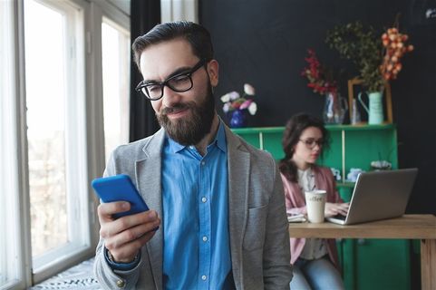 随身电话系列 - 正在使用手机的男子