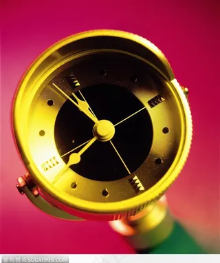 黄色灯光下的气压表