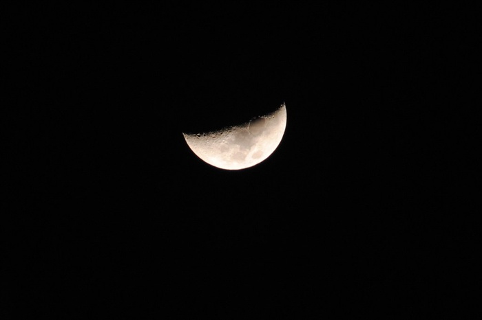 黑夜上弦月图片